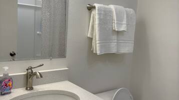 Handtücher, Seife, Toilettenpapier