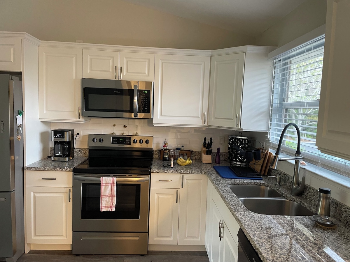Photo 4 of Lovely 2-bedroom condo close to the beach!
