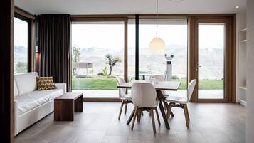 Smart-TV, Tischtennisplatte, Bücher