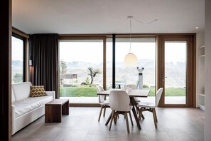 Smart-TV, Tischtennisplatte, Bücher