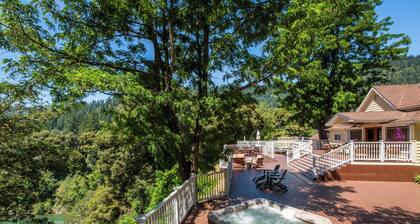 Charming 2-bedroom Cottage in serene Salyer; river access, beautiful views