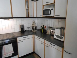 Kühlschrank, Mikrowelle, Ofen, Herdplatte
