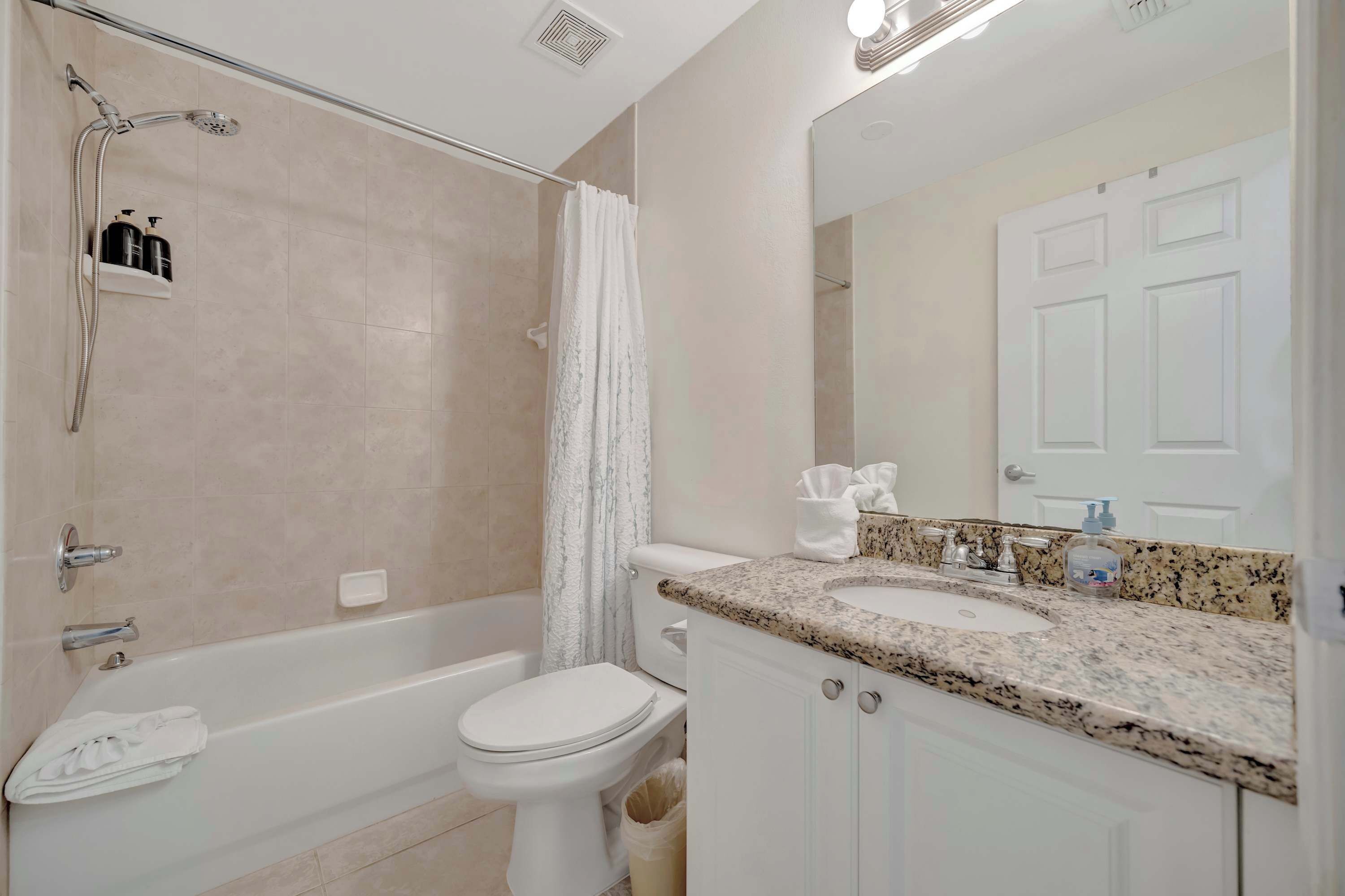 Un baño con bañera, inodoro y lavamanos.