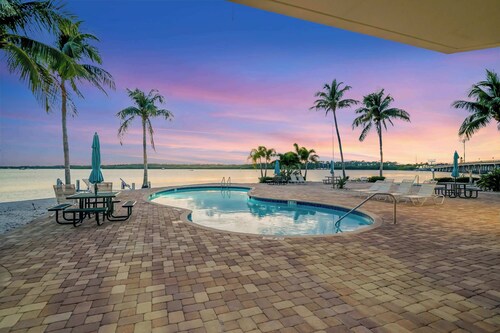 Bayview Sunsets Gym HOT TUB Pool BBQ RUM Bar