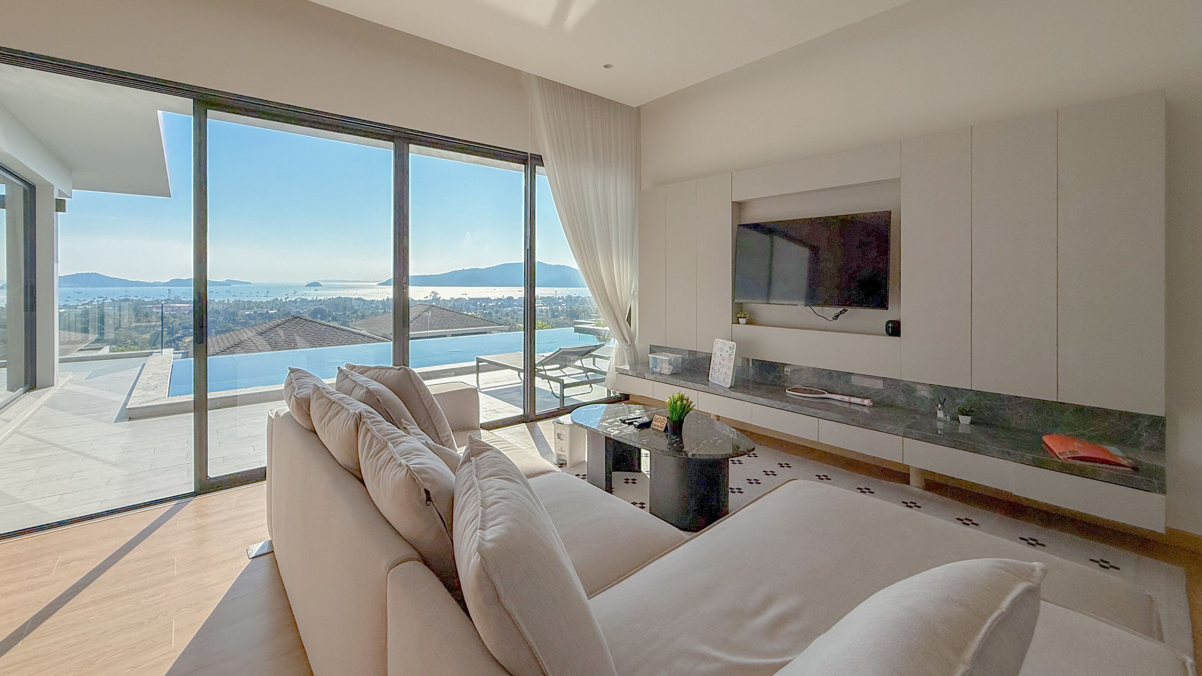 디럭스 빌라, 해변 전망 | 거실 공간 | 평면 TV