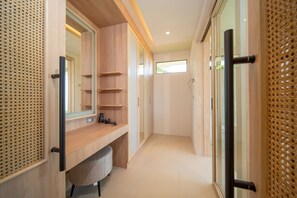 Deluxe-Villa | Badezimmer | Badewanne und Dusche (separat), Haartrockner, Hausschuhe, Handtücher