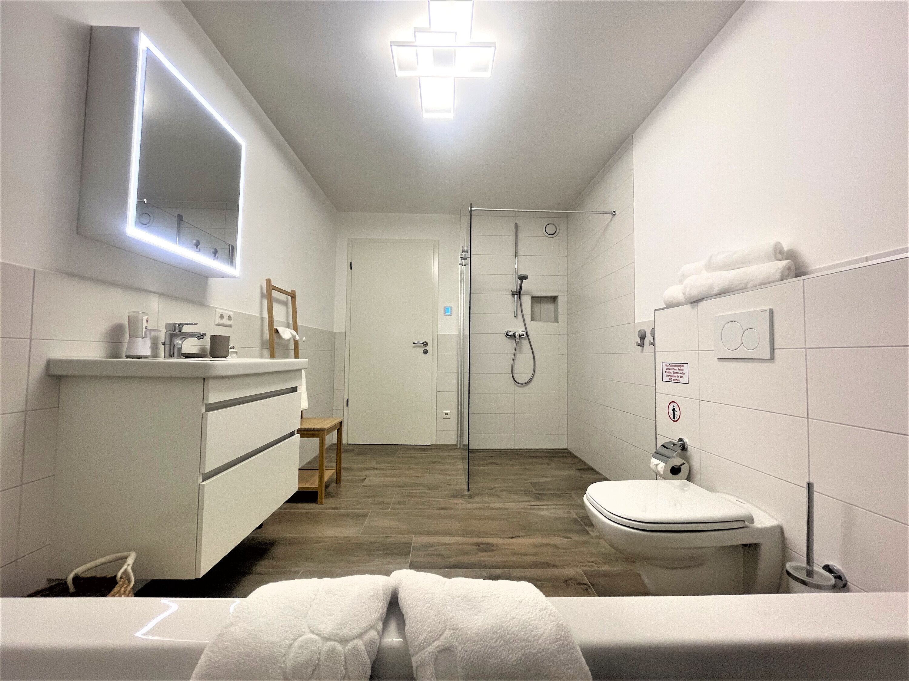 Een douche, een haardroger, handdoeken