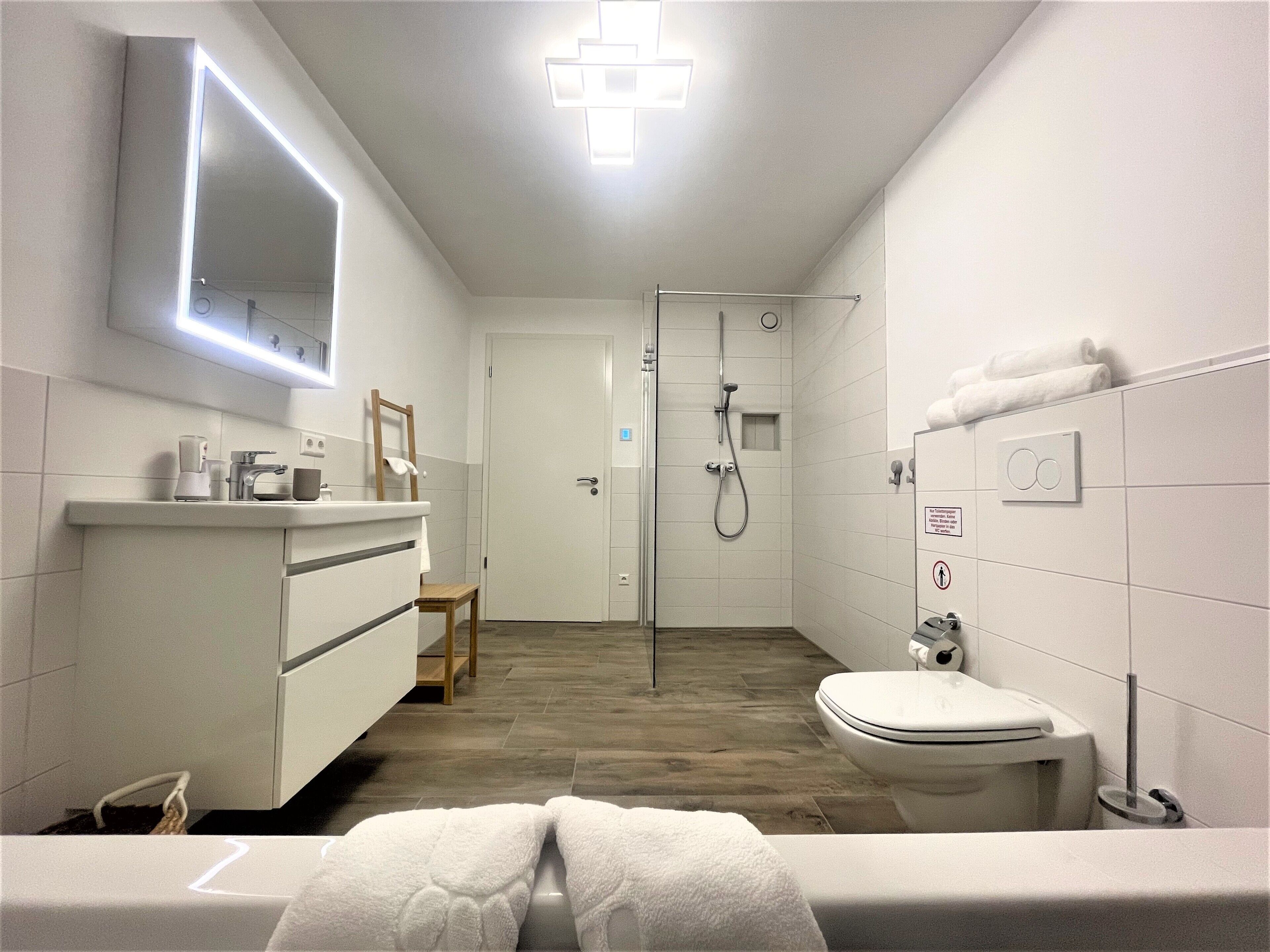 Dusj, hårføner og håndklær