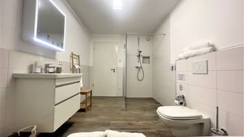 Dusj, hårføner og håndklær