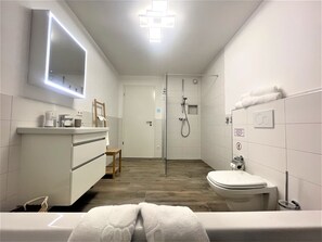 Shower, hair dryer, towels - Apartment 'Am Park' with Shared Terrace, Garden and Wi-Fi (Badenweiler)