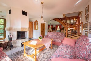 Fernseher, Kamin, Bücher, Stereoanlage