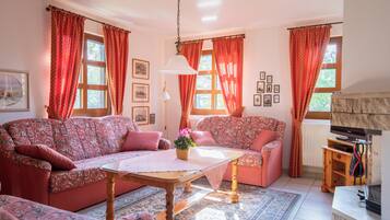 Fernseher, Kamin, Bücher, Stereoanlage