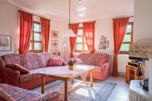 Fernseher, Kamin, Bücher, Stereoanlage