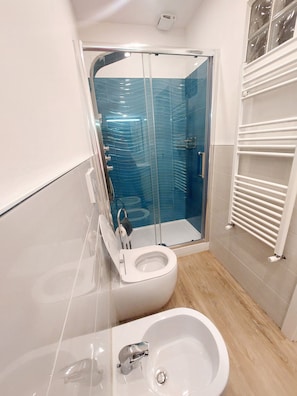 Doccia, asciugacapelli, bidet, asciugamani