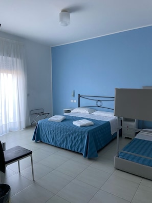 Quarto quádruplo clássico, sacada, vista para o mar | Cofres nos quartos, escrivaninha, espaço de trabalho para notebook