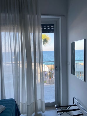 Quarto triplo clássico, sacada, vista para o mar | Cofres nos quartos, escrivaninha, espaço de trabalho para notebook
