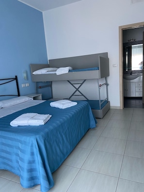 Quarto quádruplo clássico, sacada, vista para o mar | Cofres nos quartos, escrivaninha, espaço de trabalho para notebook
