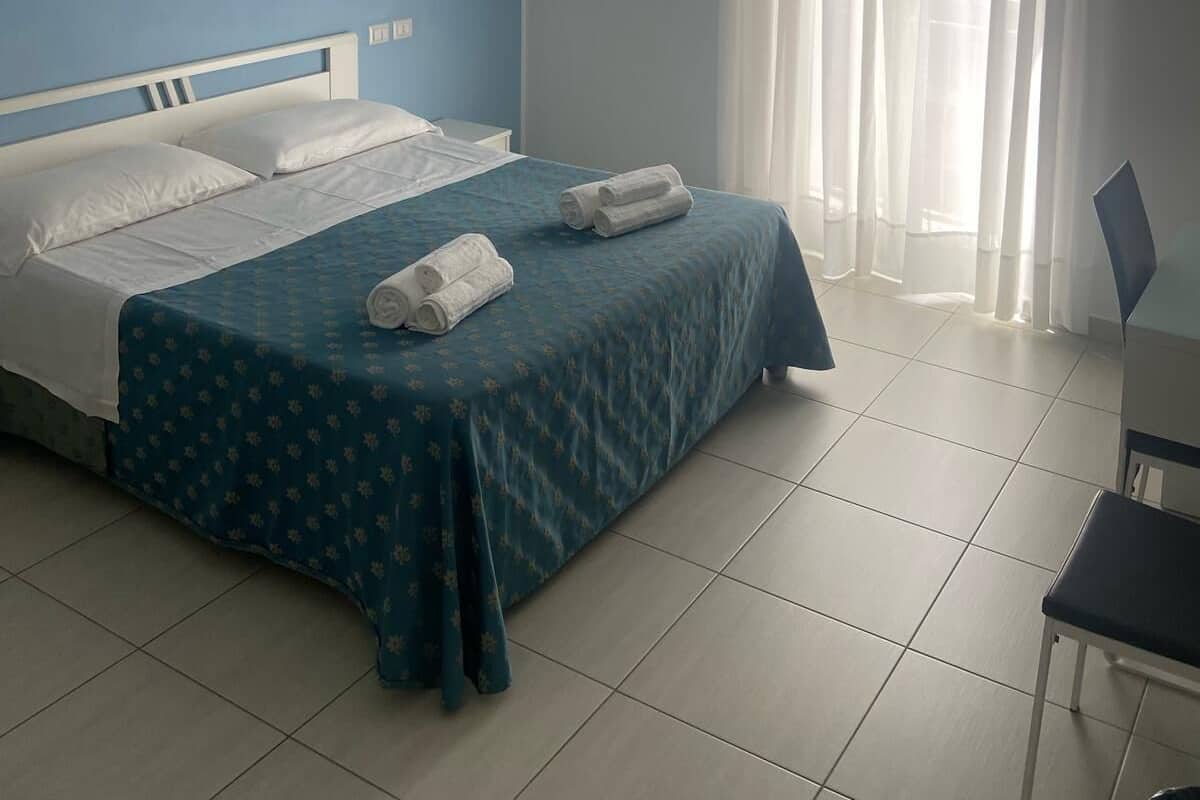 Quarto quádruplo clássico, sacada | Cofres nos quartos, escrivaninha, espaço de trabalho para notebook
