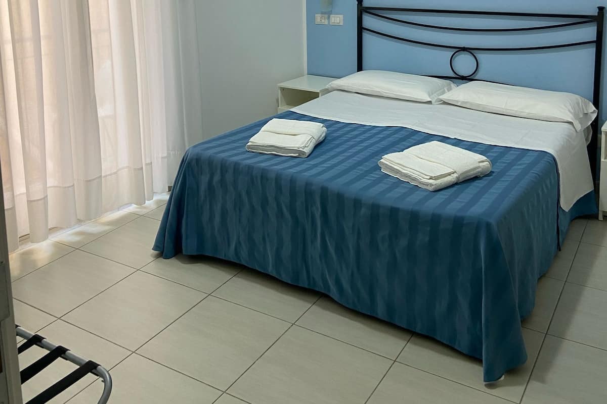 Quarto casal ou duplo clássico | Cofres nos quartos, escrivaninha, espaço de trabalho para notebook