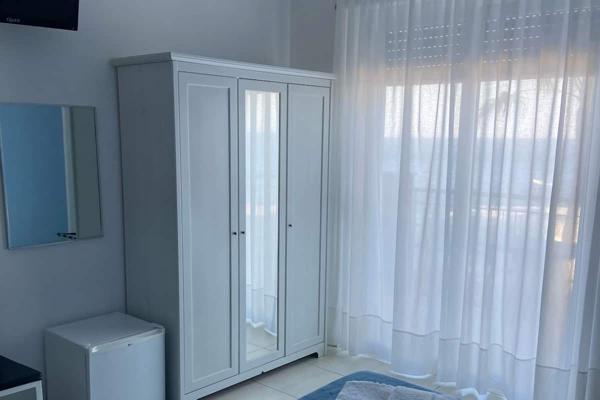 Quarto quádruplo clássico, sacada, vista para o mar | Cofres nos quartos, escrivaninha, espaço de trabalho para notebook