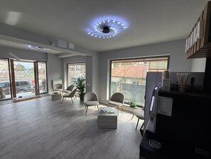 Lobby - At Georges Stay & Fly (Otopeni)