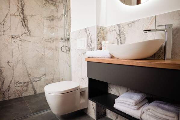 Comfort Studio, Balcony | Bathroom | Shower, hair dryer, towels, soap