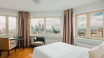 Monolocale comfort, vista fiume | Con stile personalizzato, con arredamento individuale, una scrivania