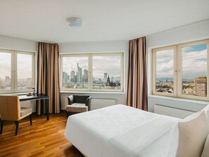 Estudio Confort, vista al río | Decoración personalizada, muebles diferentes, escritorio y wifi gratis 