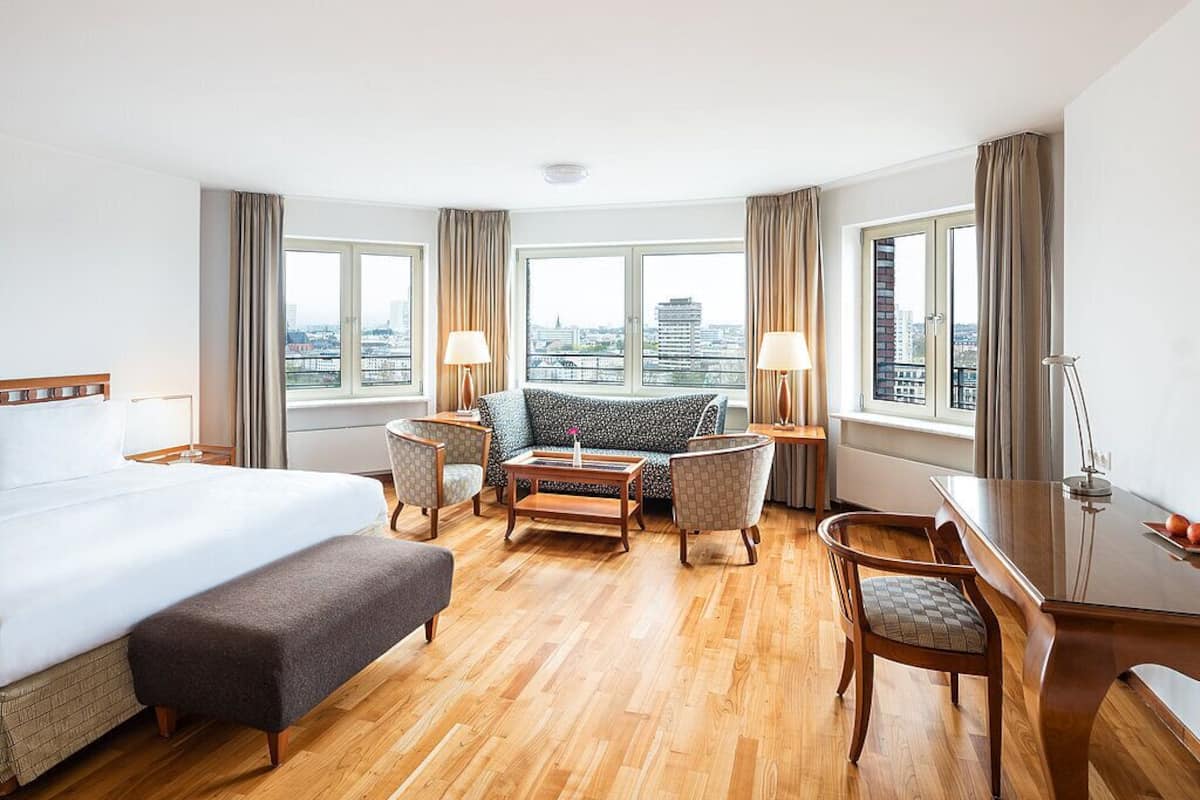 Decoración personalizada, muebles diferentes, escritorio y wifi gratis