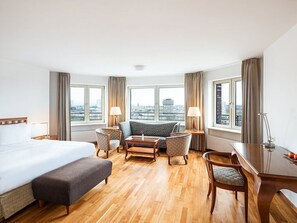 Decoración personalizada, muebles diferentes, escritorio y wifi gratis 