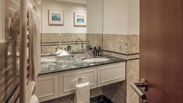 Haartrockner, Handtücher, Seife, Shampoo