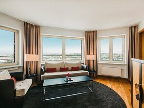 Suite clásica | Área de sala de estar | Televisión de pantalla plana de 40 pulgadas con canales vía satélite 