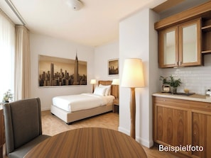 Yksilöllisesti sisustettu, yksilöllisesti kalustettu, työpöytä