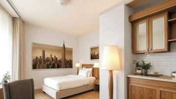 Ein Hotelzimmer mit einem Bett, einem Nachttisch, einer Lampe, einem Stadtbild und Holzausbau.