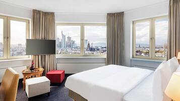 Deluxe-Suite, Flussblick | Individuell dekoriert, individuell eingerichtet, Schreibtisch