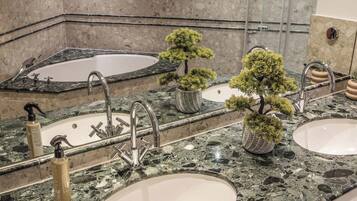 Een haardroger, handdoeken, zeep, shampoo