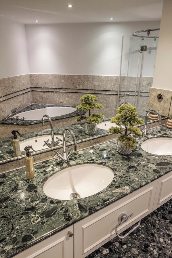 A bathroom with two sinks, a glass shower enclosure, and a large mirror. - Main Plaza Suite Tower (Frankfurt)