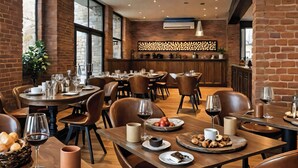 Een restaurant met bakstenen muren, houten tafels en stoelen.