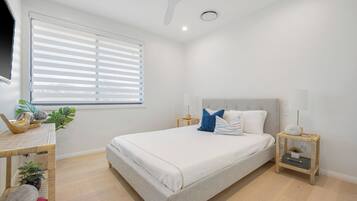 3 bedrooms, iron/ironing board, WiFi, bed sheets