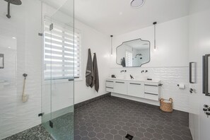 Dusche, Haartrockner, Handtücher