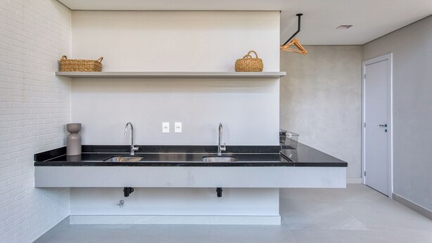 A modern kitchen with two sinks, white cabinetry, and a wooden ceiling. - 360 Essential Brooklin (São Paulo)