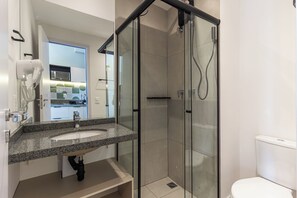 Dusch, gratis toalettartiklar, handdukar och tvål