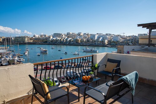 Melita Seafront guest house -Twin Room w ensuite and AC