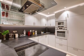 Kühlschrank, Mikrowelle, Ofen, Herdplatte