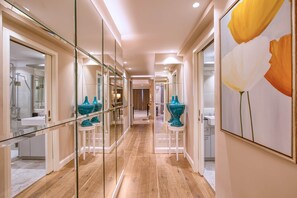Hair dryer, towels, toilet paper - The Golden Mile Luxury Seafront Apartment (Sliema)