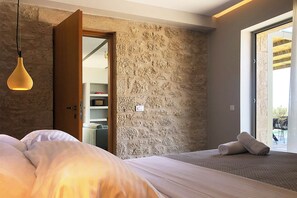 8 bedrooms, iron/ironing board, Internet, bed sheets