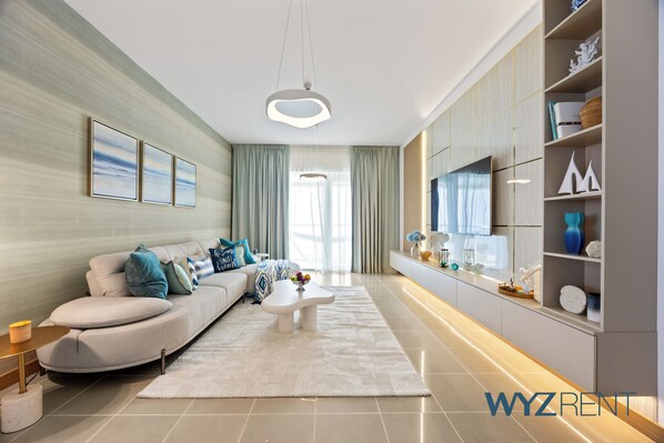 Appartement, uitzicht op zee | Woonkamer | Een 65-inch smart-tv met digitale zenders, Netflix en streamingdiensten