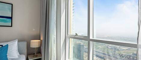 Apartamento, vistas al mar | Caja fuerte, decoración individual, mobiliario individual y escritorio