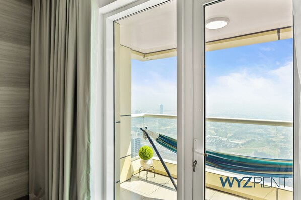 Departamento, vista al mar | Sala de estar | Smart TV de 65 pulgadas con canales digitales y Netflix 