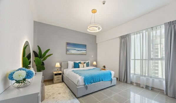 Departamento, vista al mar | Caja de seguridad en la habitación y decoración personalizada 